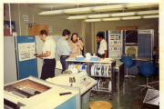 Fotografia cedida per la Universitat de Califòrnia Los Angeles (UCLA) on es mostra a diversos científics mentre treballen al primer laboratori d'Internet al campus a Los Angeles (Estats Units).