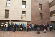 Imatge d’arxiu de cues al Registre Civil de Lleida.