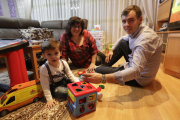 Flavia y Aurel Mornea, con su hijo Andrei, en su casa de la ciudad de Lleida.