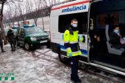 Los Agentes Rurales llevaron a dos usuarios de diálisis hasta una ambulancia en el Urgell. 