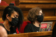 Las diputadas de la CUP Basha Changue y Eulàlia Reguant, durante el pleno en el Parlament del 3 de noviembre.