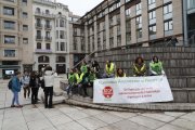 Diversos membres de la PAH es van concentrar a la plaça Sant Joan abans del judici ahir al matí.