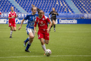 Pixu avança amb la pilota al partit que l’AEM va jugar en un estadi històric com el Carlos Tartiere.