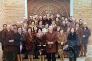 Bernaus, gorra en mano, en el centro de la imagen con el grupo de cantantes y músicos de Les Completes en la década de los años 70.