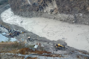 Equips de rescat treballaven ahir a la zona afectada per buscar els desapareguts.