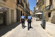 Imagen de archivo de dos agentes de la Policía Local de Les Borges Blanques durante una patrulla. 