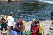 Servicios de emergencias durante el rescate de un niño ayer en Sort. 