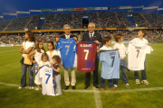 Gausí, a l’homenatge del 2005, amb els seus nets, Pons i les samarretes dels 5 clubs en què va jugar.