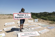 Uno de los miembros de la plataforma mostrando ayer las señales que han retirado en Lleida