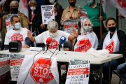 La plataforma Stop Desnonaments durant una roda de premsa en Sant Sebastià