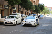 El CiviCar passant just al costat d’un cotxe aparcat en doble fila. Al fons de la imatge, un altre vehicle cometent la mateixa infracció.