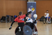 El Quad Rugbi és un esport de contacte en una pista de bàsquet i amb una pilota de voleibol.