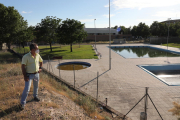 El presidente de Magraners, junto a las piscinas del barrio. 