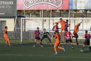 Una acció del partit d’ahir de disputa d’una pilota aèria en una de les àrees.