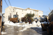 Vecinos colaborando ayer por la tarde en la limpieza de la nieve acumulada en las calles de Aspa.