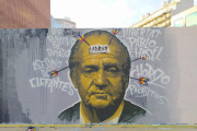 Els serveis municipals de Barcelona esborren un grafiti en suport a Pablo Hásel a Sants-Montjuïc