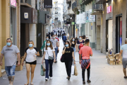 Imagen de archivo de personas por el Eix de Lleida con mascarilla.