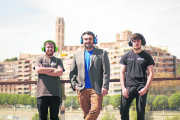 Noé Bosch, en el centro, junto a Marc Álvarez y Lluc Ortega, dos narradores de Gamesports Lleida. 