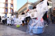 Imagen de la protesta en la plaza Sant Jaume de Barcelona con un cubo simbólico de excrementos.