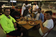 Un grup d’amics sopant a l’aire lliure en un restaurant del centre de Lleida ciutat.