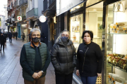 Llorenç Gonzàlez, Pilar Rodríguez y Marta Llinás, comerciantes del Eix Comercial de Lleida, ayer.