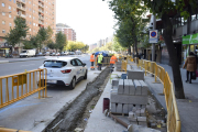 Endesa está soterrando líneas eléctricas en el espacio que separará los aparcamientos y el carril bici.