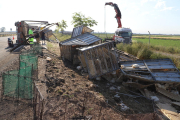 Los trabajos para la retirada del camión siniestrado se alargaron hasta el mediodía. 