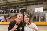 Pol celebra el seu primer ascens amb la seua germana Mar.