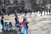 En la protesta participaron alumnos y trabajadoras de las ‘escoles bressol’ del barrio con disfraces.