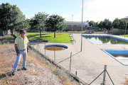 El president de l’associació de veïns dels Magraners, al costat de les piscines del barri.