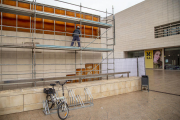 Un operario trabajando ayer en una de las fachadas afectadas, en la que ya se han retirado las placas de piedra de las filas superiores.