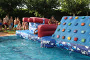 Les piscines d’Albesa es van convertir ahir en un gran parc aquàtic en l’inici de festes.