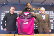 Shaquille O’Neal Cleare, flanquejat per Joaquín Prado i Albert Aliaga, ahir en la presentació oficial.