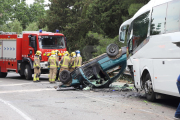 El turismo y el autocar escolar chocaron frontalmente en la carretera LP-9221.