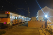 El tren averiado anoche en la estación de Mollerussa.