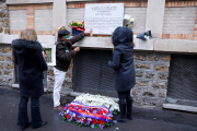 Diverses persones dipositen flors a la façana de la sala Bataclan.