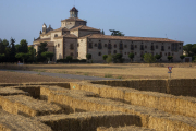 Impulsors i organitzadors del nou laberint de palla posat en marxa aquest mes d’agost a Sant Ramon.