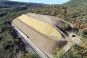 Las obras que ha ejecutado FGC para proteger un talud de la línea de La Pobla entre Les Avellanes y Àger, que ahora se replantará. 