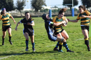 Una jugadora del CE Inef Lleida es placada por una rival durante un partido de la pasada temporada.