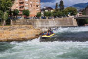 Imagen de una barca de rafting en el Noguera Pallaresa el pasado verano. 