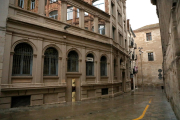 Vista de la façana de l’antiga residència Pare Coll que dona al carrer Almodí Vell.