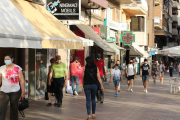 Diverses persones passegen amb mascareta a l'Eix de Lleida