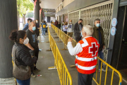 Imagen de archivo de miembros de colectivos esenciales haciendo cola en el punto de vacunación de Tàrrega para la segunda dosis con AstraZeneca.