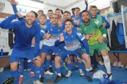 Los jugadores del Mollerussa celebrando el miércoles en el vestuario la clasificación.