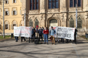 Concentració ahir davant del Rectorat de la UdL en una protesta per la llibertat d’expressió.