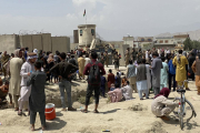 Imagen de la situación en el exterior del aeropuerto de Kabul.