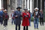 Roger de Gràcia y Núria Solé, segundos antes de dar a conocer la primera actualización del marcador desde el claustro de la Seu Vella.