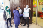 Voluntarias informando ayer a la ciudadanía en Balaguer. 