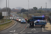 Un control policial amb motiu del confinament municipal.