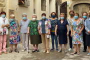 Foto de grupo de once vecinas de Peramola que han participado en el proyecto ‘Padrina, parla’m de tu”. 